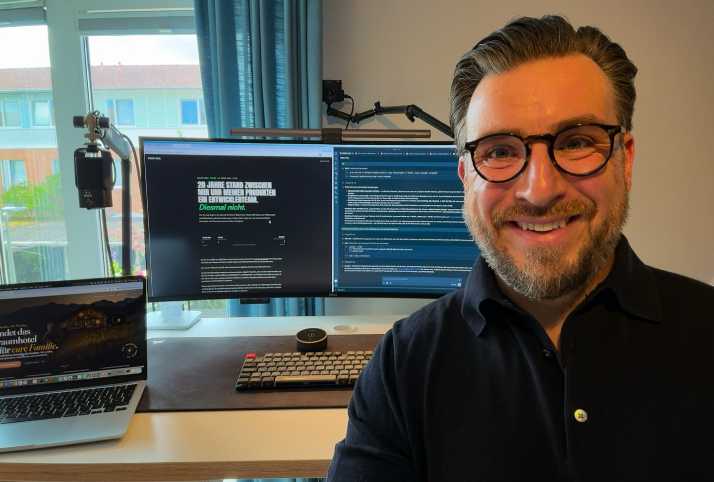 Marcus Berg an seinem Schreibtisch mit Mac Studio, großem Bildschirm und MacBook